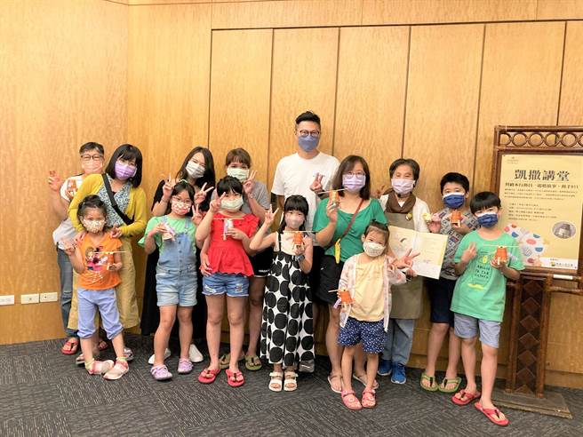 屏东垦丁凯撒饭店今年第4度与毕嘉士基金会合作「假期充满爱」公益活动，除7至9月全馆客房放置捐款信封外，还邀请76岁熟龄绘本行动员到馆内与亲子客同乐导读绘本故事、教手作童玩。（毕嘉士基金会提供／谢佳潾屏东传真）