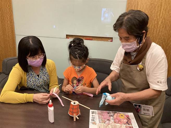 屏东垦丁凯撒饭店今年第4度与毕嘉士基金会合作「假期充满爱」公益活动，除7至9月全馆客房放置捐款信封外，还邀请76岁熟龄绘本行动员到馆内与亲子客同乐导读绘本故事、教手作童玩。（毕嘉士基金会提供／谢佳潾屏东传真）