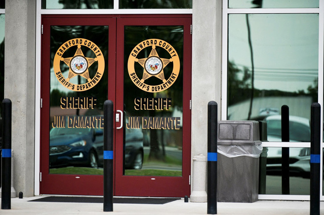 美国阿肯色州3名警察因为强压嫌犯在地猛揍、狂踹、摔头遭到停职。图为阿肯色州克劳福郡警长办公室。（图／路透社）