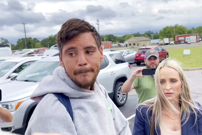 美国阿肯色州3名警察因为强压嫌犯沃斯特（Randal Worcester，上图）在地猛揍、狂踹、摔头遭到停职。（图／美联社）