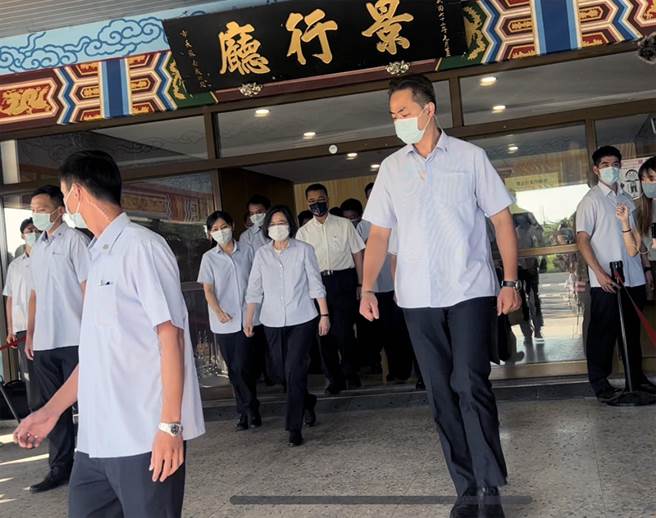 蔡英文总统抵达设在台南市立殡仪馆景行厅的灵堂，向因公殉职的2名警员致哀，并慰问家属。（洪荣志摄）