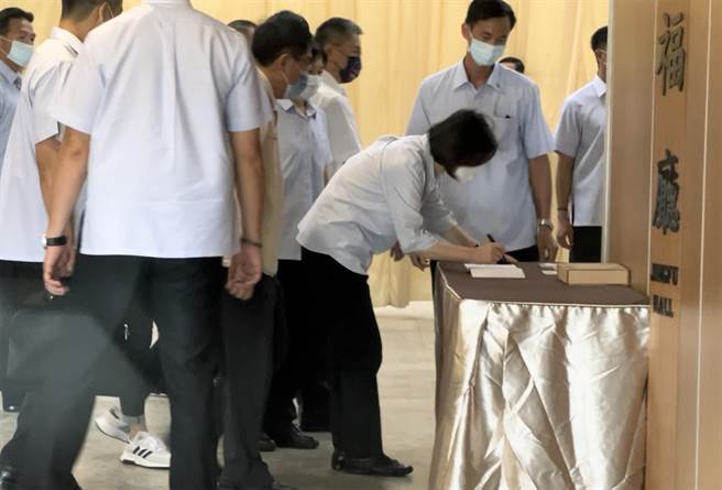 蔡英文总统抵达设在台南市立殡仪馆景行厅的灵堂，向因公殉职的2名警员致哀，并慰问家属。（洪荣志摄）