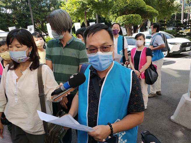 高苑科大教职员自救会今(23)日为了董事会捐资和代理校长正当性等问题，到教育部陈情。图中受访人为高苑科大观光事业系主任胡承楷。(李侑珊摄)