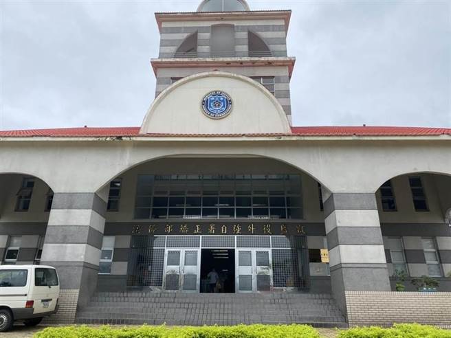 花莲自强外役监目前有2名人犯脱逃且尚未缉获，分别为25岁康姓受刑人及29岁许姓受刑人，其中许昨才发生逾期未归情形，狱方已通报检警单位，确认逃逸事实即发布通缉。（报系资料照）