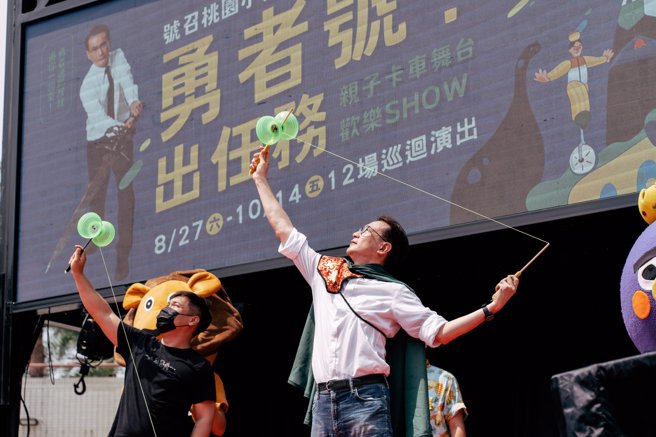 民进党桃园市长参选人郑运鹏今（23）日在桃园区青溪公园市民广场，举办「勇者号出任务」活动。（取自郑运鹏脸书）