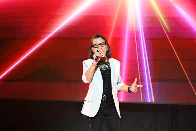台东县政府今天举办传世金曲演唱会，邀请超强卡司与长辈们同台飙歌。（台东县政府提供） 