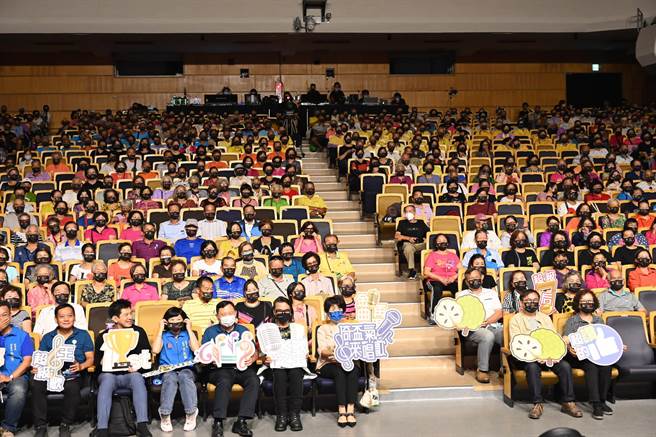 台东县政府今天举办传世金曲演唱会，邀请超强卡司与长辈们同台飙歌。（台东县政府提供）