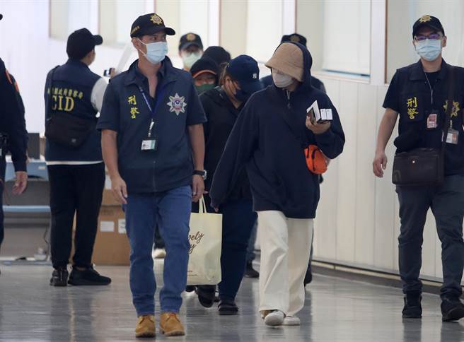 国人赴柬埔寨打工诈骗、人口贩运案频传，屏东县警局刑事警察大队接获通知，有7名国人23日搭机自柬埔寨返台，返台国人有人称没有遭到绑架，家人支付的是「工作违约赔偿金」而非赎金，但也有人说是遭友人丢包诈骗，还有人是因业绩挂蛋，最后被公司放弃，只好返台。（陈麒全摄）
