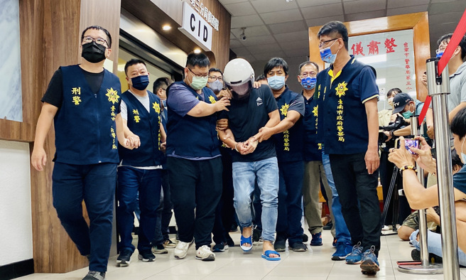 凶嫌林信吾依「杀人、窃盗、强盗罪」移送台南地检。（曹婷婷摄）