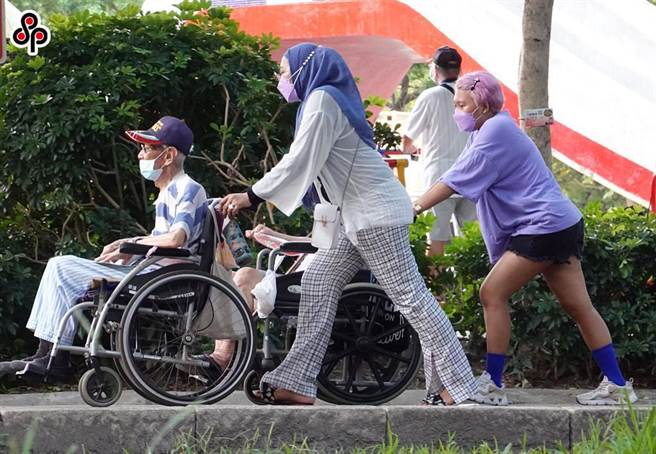 为利移工取得我国技术士证、精进工作能力，劳动部在今年第3梯次「全国技术士技能检定」针对居留事由为移工加列外语辅助学科试题。（报系资料照）