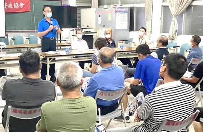 南投县警察局长黄永志（左），向民眾说明派出所联合执勤规画情形。（南投警分局提供／廖志晃南投传真）