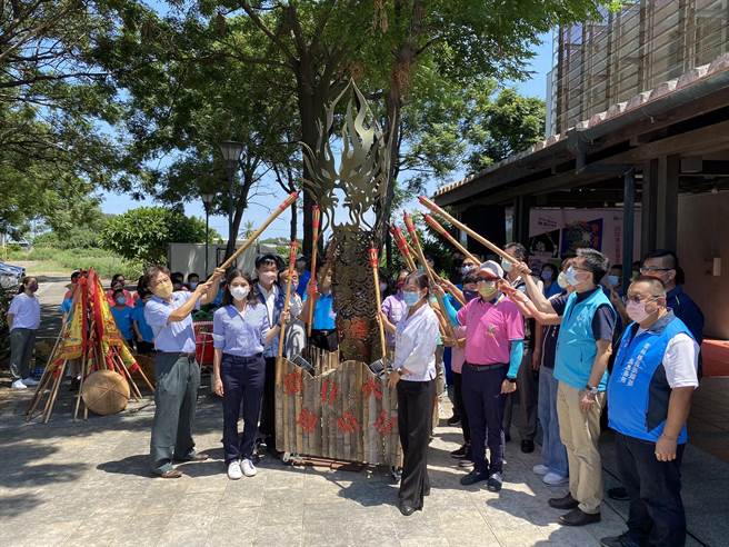 今年「云林诏安客家文化节」将于9月3日登场，崙背崇贤寺将于中秋夜举办「水汴头迎暗景」，拿火把跟随观音佛祖夜游客庄。（周丽兰摄）