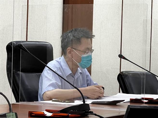 经济部统计处副处长黄伟杰今公布7月零售、餐饮营业额，分别创下歷年７月纪录，宣告内需走出疫情阴霾。（图／王玉树摄）