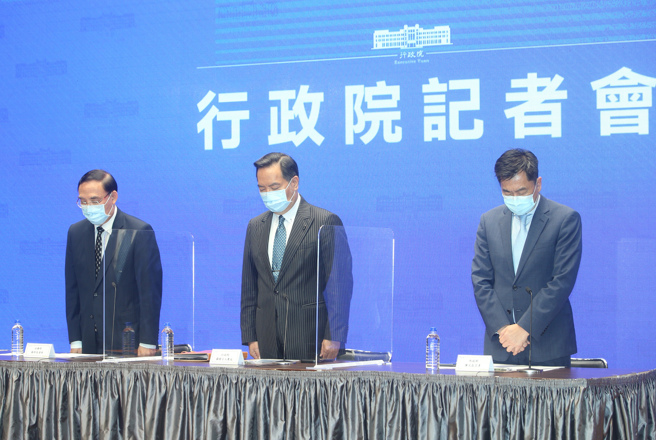台南市双警22日惨遭嫌犯林信吾割喉殉职，震惊全国，行政院23日召开临时记者会前，行政院发言人罗秉成政委（中），法务部长蔡清祥（左）及内政部次长陈宗彦（右）在场默哀悼念两位殉职的员警。（陈怡诚摄）