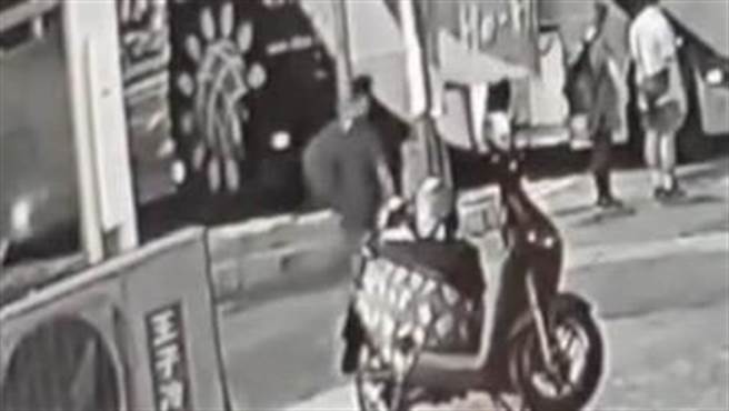 杀警凶嫌林信吾23日凌晨1时搭车北上至新竹。（翻摄照片／崔正纲高雄传真）