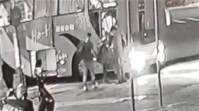 杀警凶嫌林信吾23日凌晨1时搭车北上至新竹。（翻摄照片／崔正纲高雄传真）