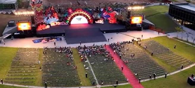 2022桃园闽南文化节上月在阳光剧场演出《斗阵2》，议员徐其万23日出示照片斥表演人数比参加人数还多。（徐其万提供／蔡依珍桃园传真）