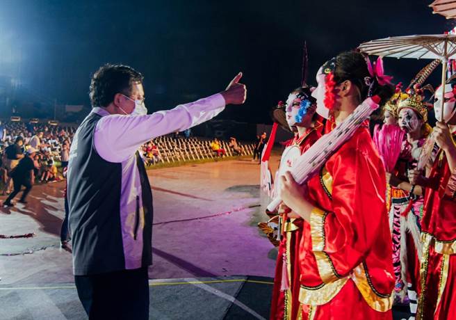 郑文灿到访公布和演员互动比讚的画面，都能见到舞台左边一整片整齐的空坐位。（徐其万提供／蔡依珍桃园传真）