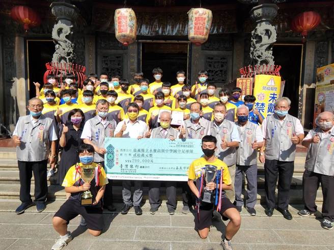 国定古蹟嘉邑城隍庙为扶植、培育运动选手，今天起以每年20万元认养永庆高中国中足球队。（永庆高中提供∕吕妍庭嘉义传真）