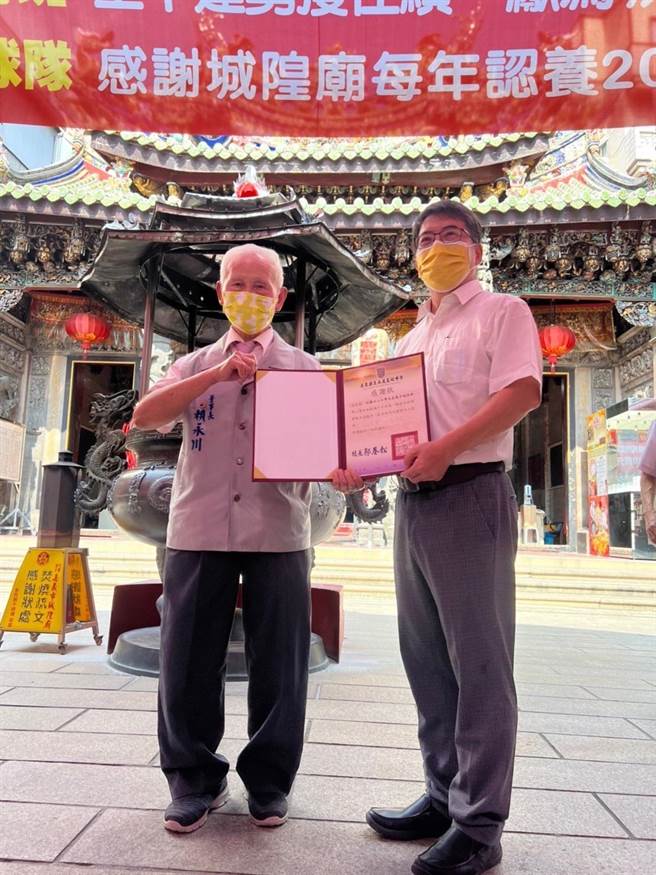 国定古蹟嘉邑城隍庙为扶植、培育运动选手，今天起以每年20万元认养永庆高中国中足球队。（永庆高中提供∕吕妍庭嘉义传真）