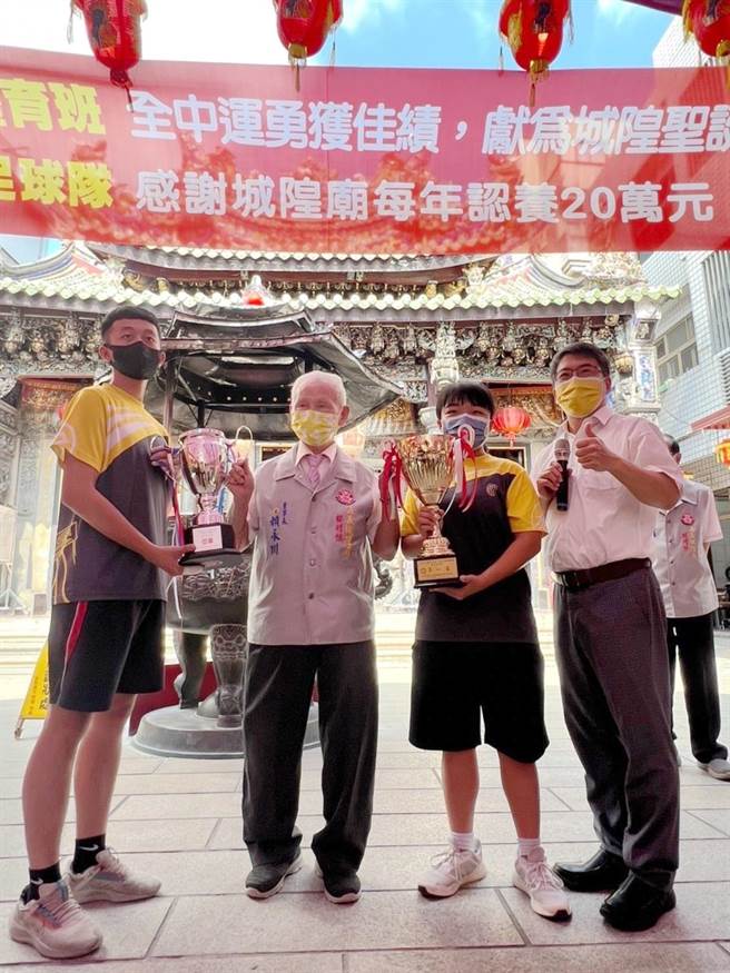 国定古蹟嘉邑城隍庙为扶植、培育运动选手，今天起以每年20万元认养永庆高中国中足球队。（永庆高中提供∕吕妍庭嘉义传真）
