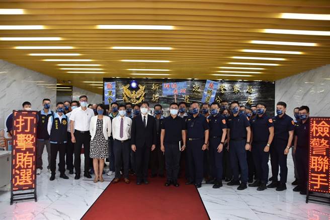 新北地检署陆续视察辖内各大分局，由检察长毛有增带队率领检察官，办理「111年地方公职人员选举查察」工作情形，并与各侦查队长在会议中提出选情分析及查察贿选工作执行报告。（新北地检署提供）