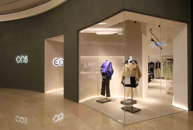 COS台湾首店设址在台北101，占地700平方米大小，以森林绿为主调运用许多环保、在地建材，以符合品牌永续精神。（陈俊吉摄）