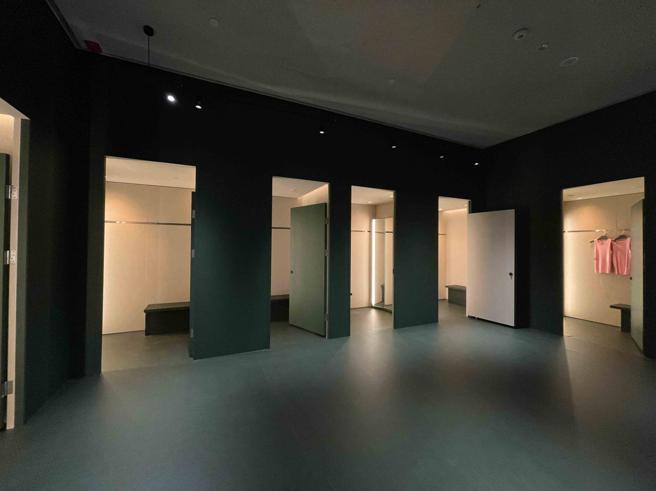 COS 台北101专卖店以森林绿为主色调，试衣间内部的灯光可依消费者喜好调整。（林欣仪摄）