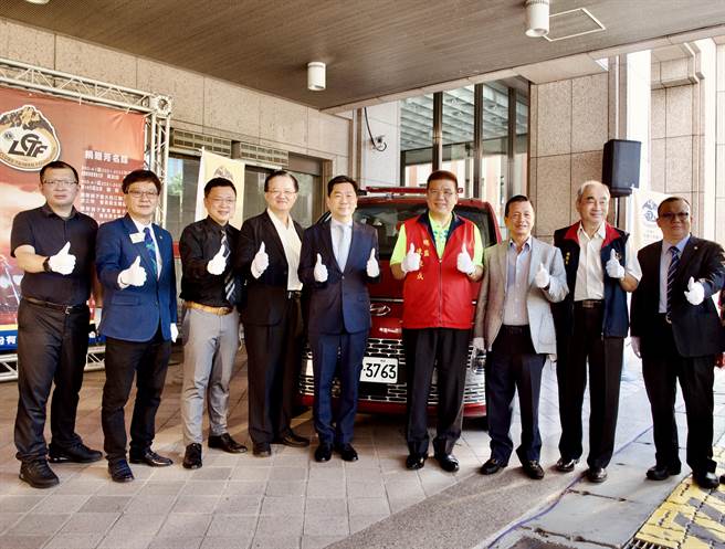 国际狮子会今捐赠1部救灾指挥车给消防署高雄港务消防队，内政部次长陈宗彦代表受赠。（内政部消防署提供／李奇叡新北传真）