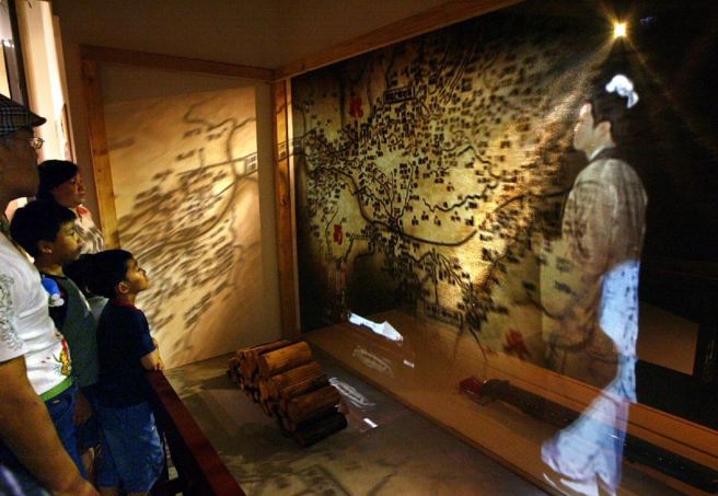 2010年的「英雄再起：大三国特展」透过浮空投影的3D特效技术，参观民眾宛若穿越时空，置身茅庐中一同聆听诸葛亮为刘备分析天下形势的隆中对。（王锦河摄）
