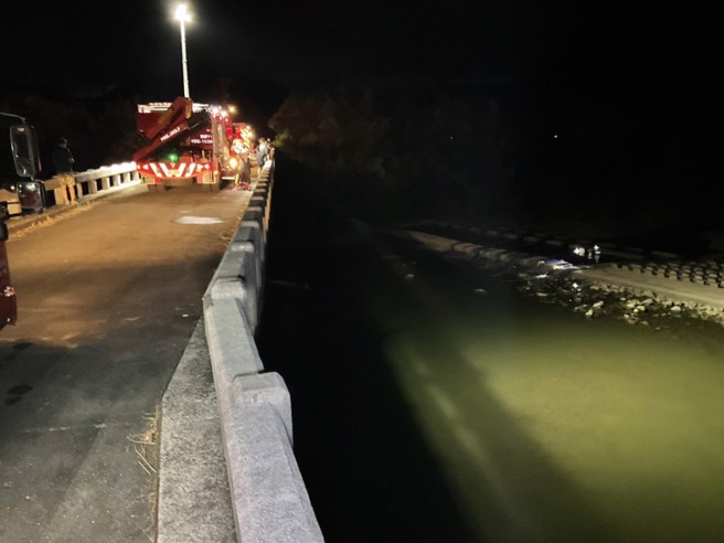 6岁童出游「坐桥边吃东西」突坠桥 落水寻获抢救不治。（翻摄照片）