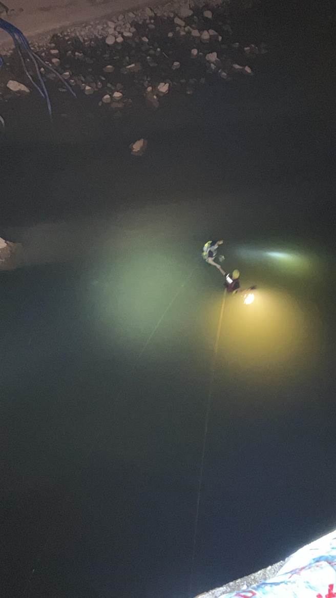 6岁张姓男童在公馆大桥边吃东西时，不小心跌落溪中，寻获抢救不治。（翻摄照片／陈彩玲基隆传真）