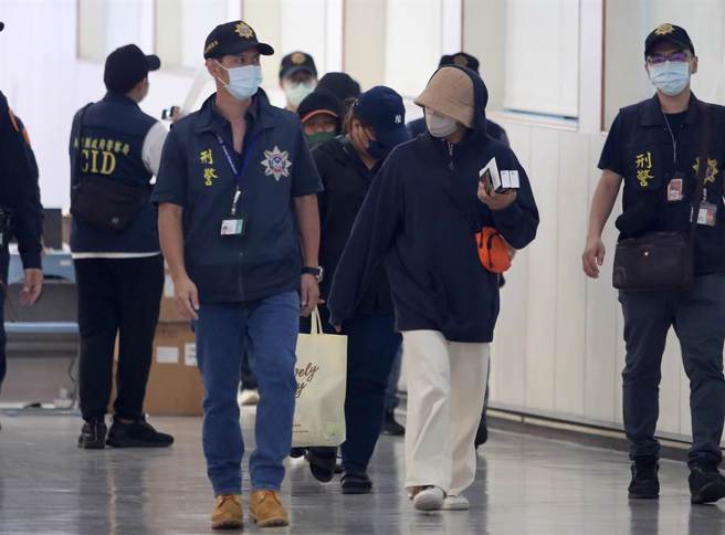 国人赴柬埔寨打工诈骗、人口贩运案频传，屏东县警局刑事警察大队接获通知，有7名国人23日搭机自柬埔寨返台，返台国人有人称没有遭到绑架，家人支付的是「工作违约赔偿金」而非赎金，但也有人说是遭友人丢包诈骗，还有人是因业绩挂蛋，最后被公司放弃，只好返台。（陈麒全摄）
