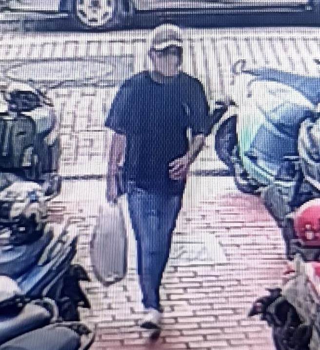 杀警夺枪凶嫌林信吾22日上午在赤崁街内寻找机车偷窃。（读者提供／程炳璋台南传真）