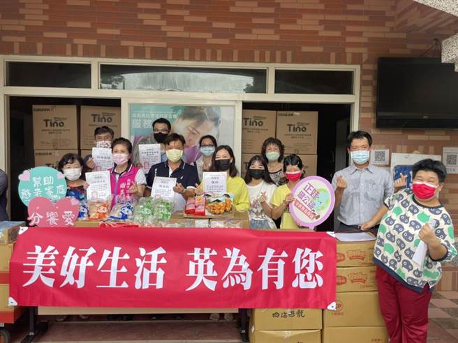 桃市议员谢美英号召送物资给老憨儿提前欢度中秋。(吕筱蝉摄)