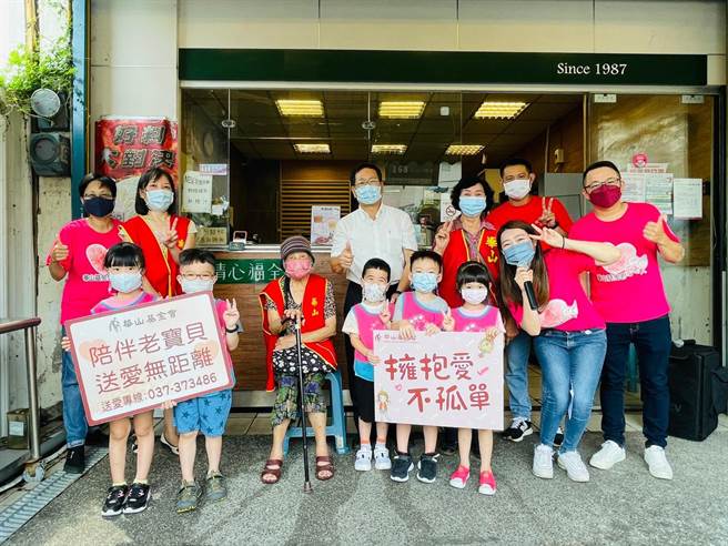 飲料店響應公益，與華山基金會陪伴長輩歡度祖父母節。（華山基金會提供／李京昇苗栗傳真）