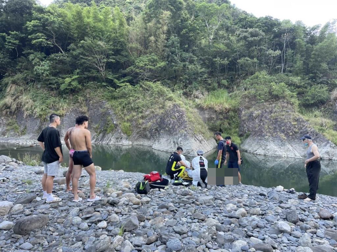 新北市乌来区红河谷吊桥下今（23）日下午发生一起溺水意外。（警方提供／李奇叡新北传真）