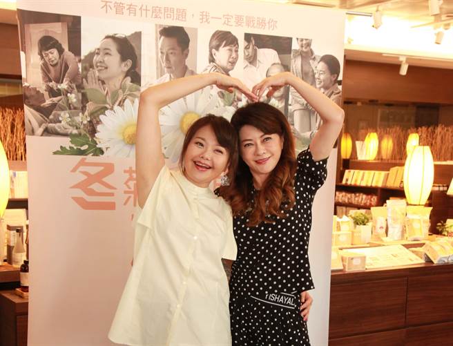 林嘉俐与葛蕾参与大爱剧场《冬菊，没问题！》演出。（大爱台提供）