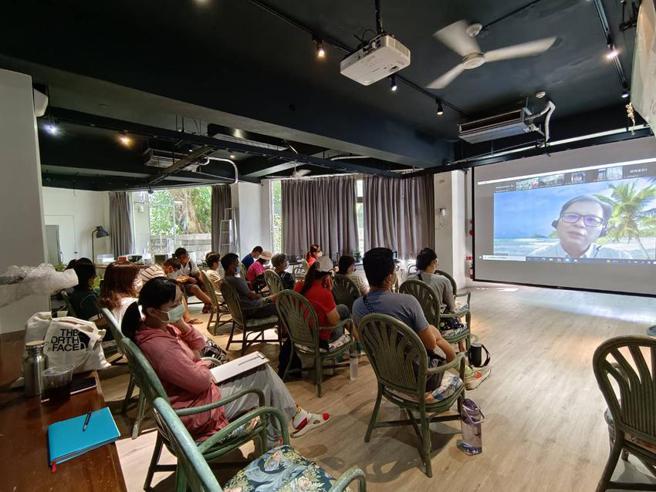 （滙丰与励馨携手举办「创馨相滙-财务知能讲座」，由滙丰(台湾)商业银行个人金融暨财富管理风险管理部资深副总裁吴克强亲自带领活动。图／励馨提供）