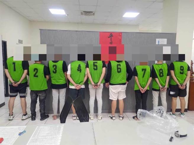 被逮回的滋事分子表示是互看不顺眼，才会当街起纠纷，警方厘清犯罪事实后，将以违反刑法聚眾斗殴、妨害秩序等罪，依法移送侦办。(芦洲警分局提供)
