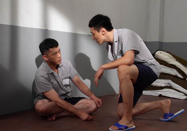 韩宜邦剧中被狱友挑衅。（台视提供）