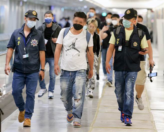 23日晚間10時許另有一名男子獨自從曼谷搭機返台，該男子下機後，由航警局刑警大隊陪同入境；媒體上前詢問「怎麼回到台灣的？」、「家人有付贖金嗎？」等問題，該名男子皆不願回應，僅向媒體點頭後，就快步離開。（陳麒全攝）