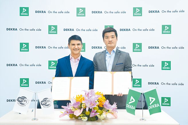 DEKRA德凯台湾董事总经理李俊仪（右）与Wi-Fi联盟总裁兼执行长Edgar Figueroa（左）签署授权测试实验室协定。图／德凯台湾提供