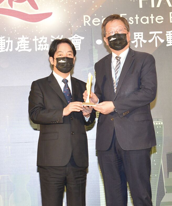 經濟部能源局長游振偉（右）接受副總統賴清德（左）頒發全球卓越建設獎。圖／黃台中