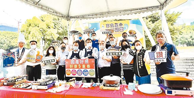 全国渔会总干事林启沧（前排中）、渔业署署长张致盛（前排左五）与渔民团体推广水产品。图／全国渔会提供