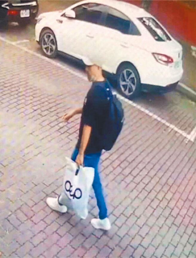 台南发生震惊社会杀警夺枪案，2警殉职，歹徒携警枪逃逸。警方找出凶手在偷车前的身影，全力追捕中。（读者提供／程炳璋台南传真）