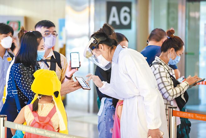 中央疫情指挥中心22日宣布，即日起调整入境总量，从每周4万人次调升为5万人次。图为桃园机场入境旅客。（陈麒全摄）