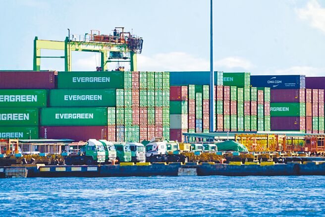 經濟部統計處昨公告7月外銷訂單542.6億美元，低於預期的555億元、年減1.9％，終止連2月成長。圖為高雄港區貨櫃堆疊。（中央社）