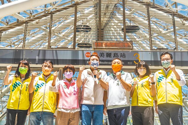 民眾党主席柯文哲批高市府在灯会期间「飞个无人机花8亿」，针对财政问题国民党高雄市长参选人柯志恩也称理念与柯文哲相近，对此，民进党议员炮轰「双柯」只会唱衰高雄。（翻摄画面／洪浩轩高雄传真）