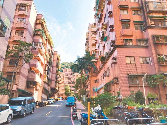 基隆市暖暖区幸福华城社区过去每日漏水1000吨，近日管线汰换完毕，水费比以往少了一半。（陈彩玲摄）